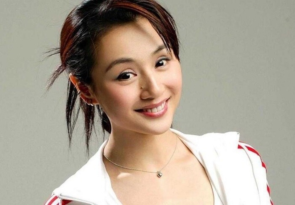 Tào Dĩnh của Quan huyện 9 tuổi: Nhan sắc khác lạ, livestream bán hàng - 2