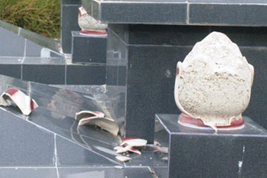 65 ngôi mộ bị đập phá trong đêm