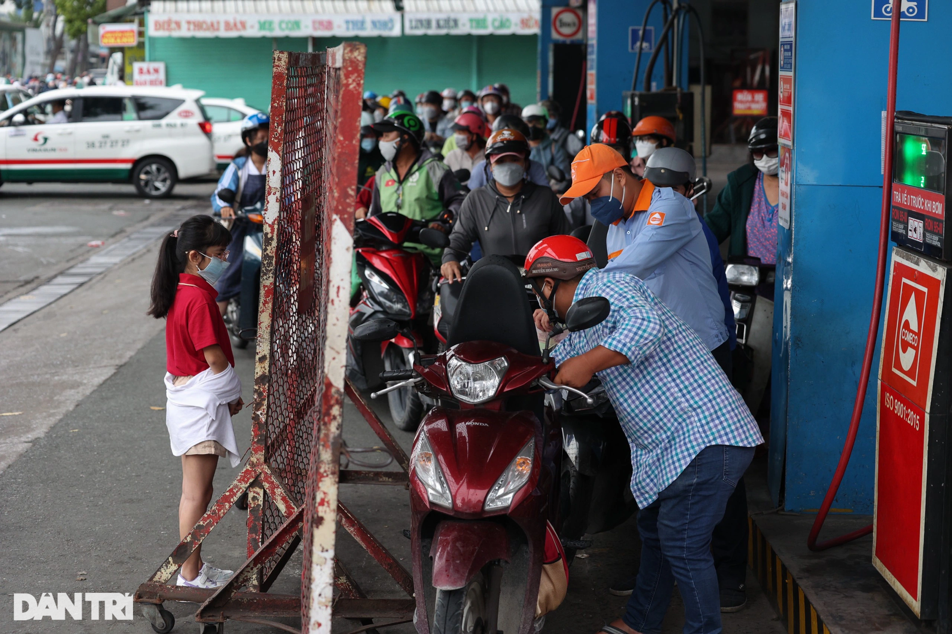 Người dân TPHCM chật vật đổ xăng trong sáng đầu tuần - 5 Người dân TPHCM chật vật đổ xăng trong sáng đầu tuần - 5