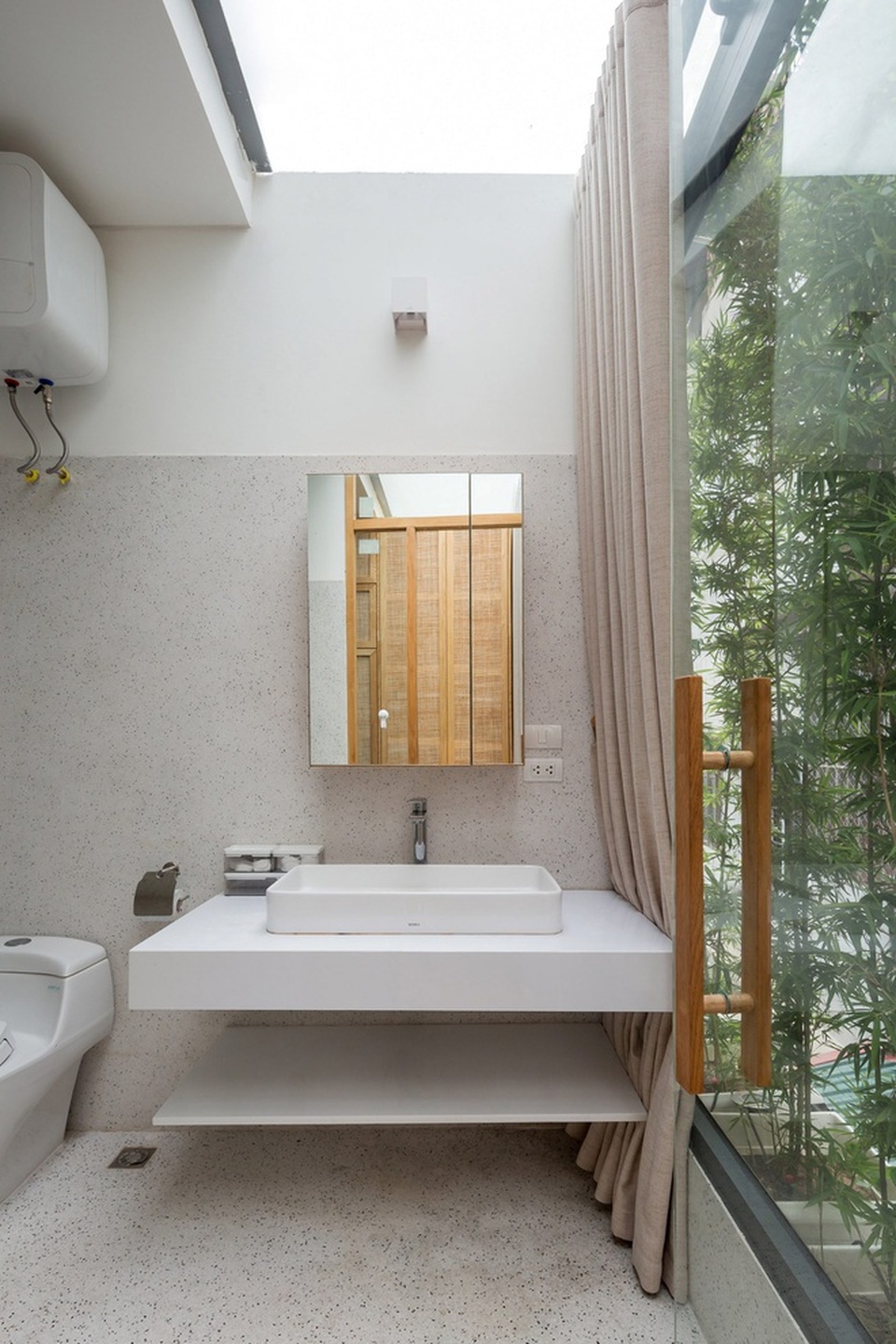 Nhà ống chật hẹp ở Hà Nội đẹp ấn tượng nhờ các khu vườn treo xanh mát - 13