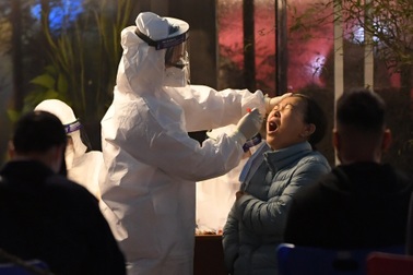 Trắng đêm lấy mẫu xét nghiệm Covid-19 hàng nghìn người ở tòa nhà 88 Láng Hạ