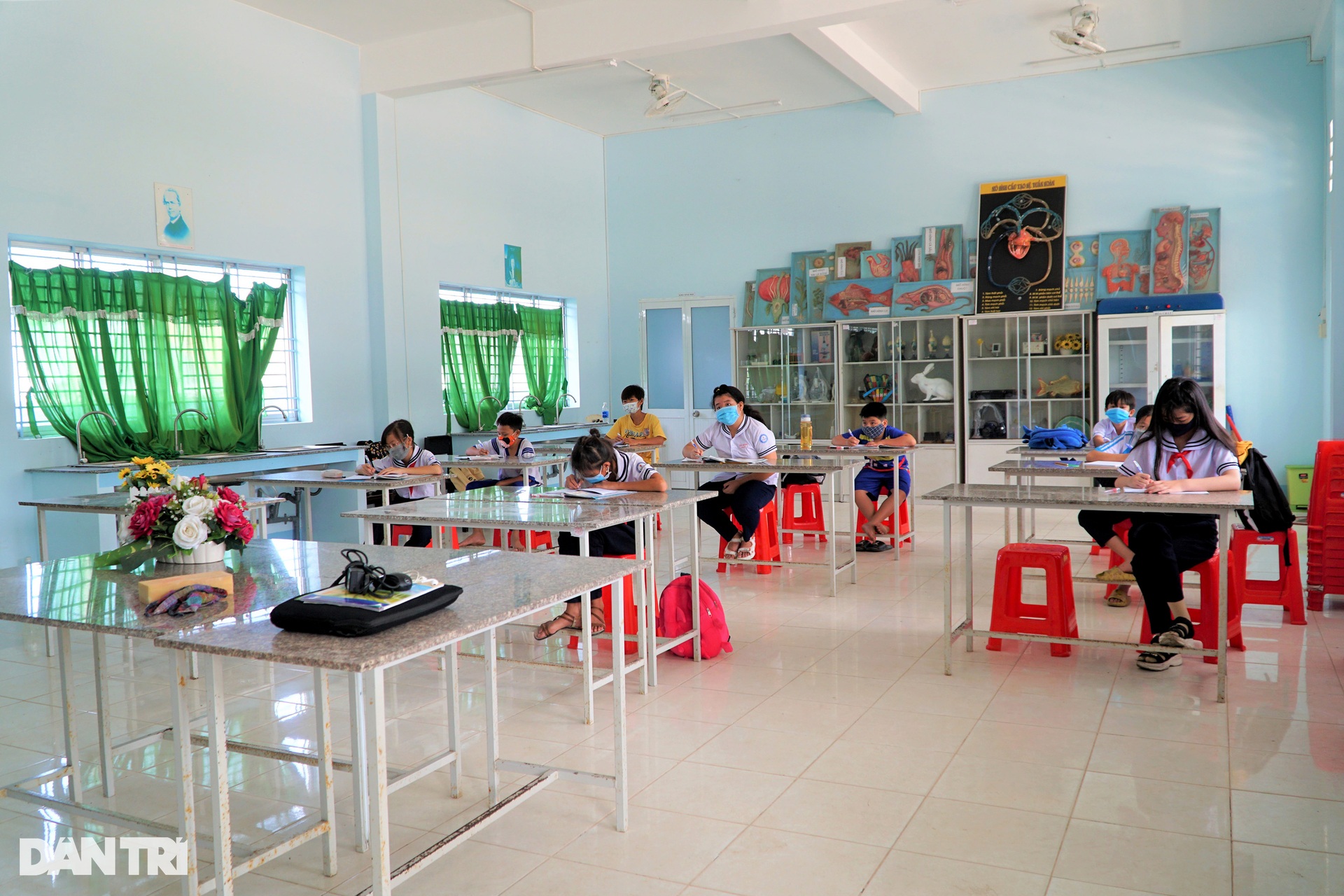 Gần 20 năm không nhà và hành trình cha cõng con qua những mùa nước lũ - 6 Gần 20 năm không nhà và hành trình cha cõng con qua những mùa nước lũ - 6