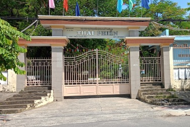 Ký nhận 200.000 đồng tiền thưởng, học sinh được phát... 20 cuốn vở