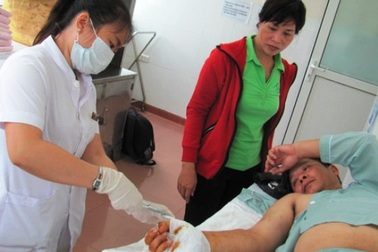 Bốn ngón tay đứt lìa vì máy cưa gỗ