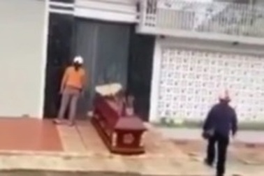 Mang quan tài, mở nhạc đám ma trước nhà chủ hụi để đòi nợ cả chục tỷ đồng