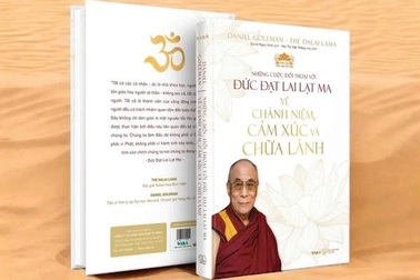 Cuốn sách được trưng bày trong phòng truyền thống của Đạt Lai Lạt Ma