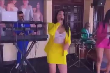 Ban nhạc Cuba khiến nhiều người thích thú khi trình diễn ca khúc tiếng Việt