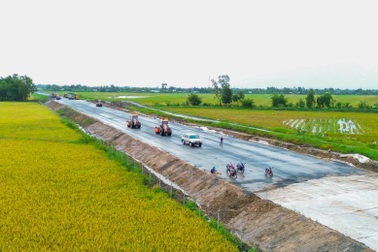 Hàng nghìn công nhân "đội mưa" chạy đua hoàn thành 110km cao tốc ở miền Tây