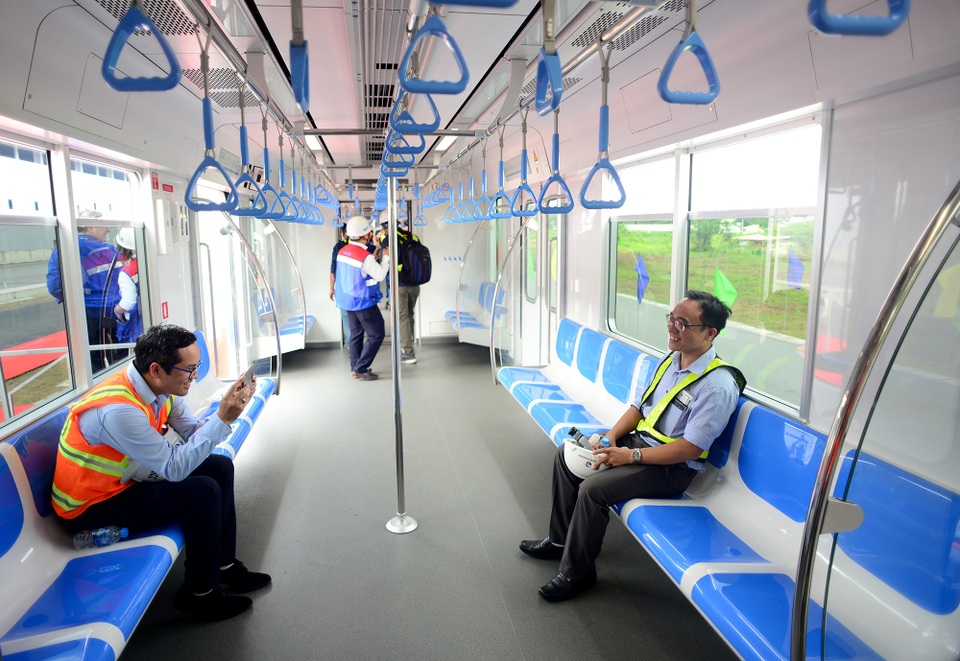 Tàu metro số 1.jpg Tàu metro số 1.jpg