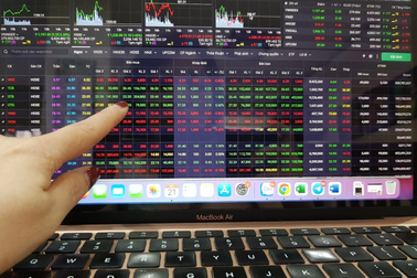 Tiền "chảy" vào bất động sản, ngân hàng, thép, thị trường giằng co