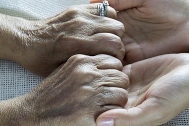 Những người chăm lo cho người khác sống lâu hơn