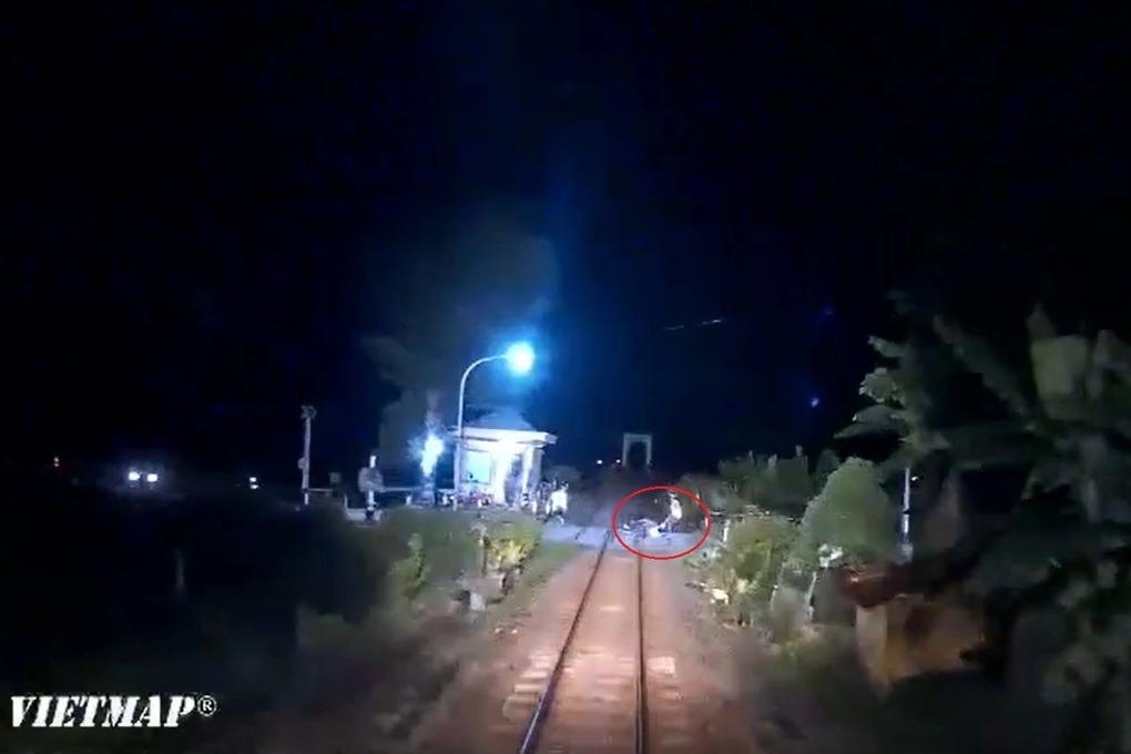 Nhân viên gác chắn kể khoảnh khắc kéo người đàn ông khỏi đường ray tàu hỏa - 2 Nhân viên gác chắn kể khoảnh khắc kéo người đàn ông khỏi đường ray tàu hỏa - 2