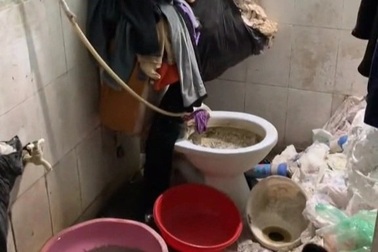 Kinh hãi căn phòng trọ rác ngập như núi của một nữ sinh