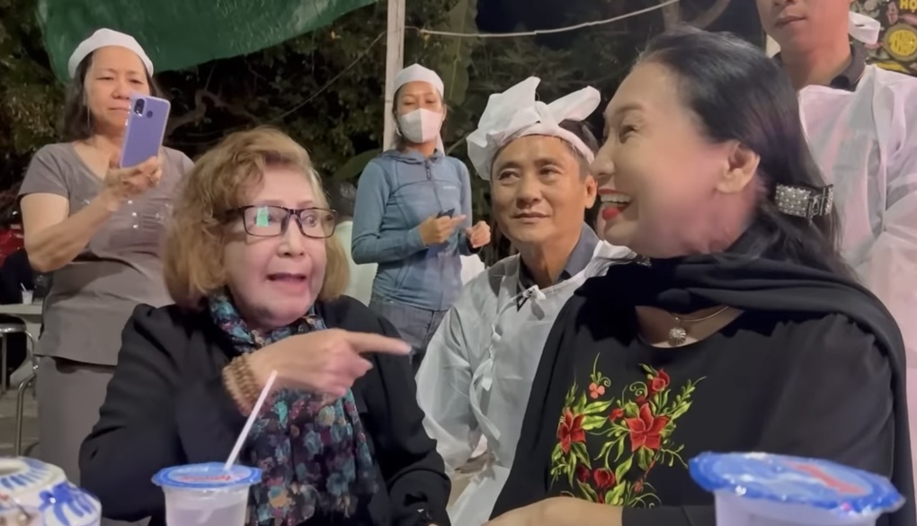 NSND Bạch Tuyết lên tiếng về việc cười trong tang lễ nghệ sĩ Thiên Kim - 1 NSND Bạch Tuyết lên tiếng về việc cười trong tang lễ nghệ sĩ Thiên Kim - 1
