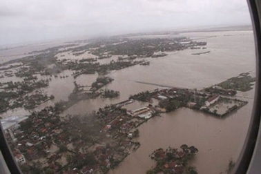 Chi viện 3 trực thăng cứu trợ dân trong lũ