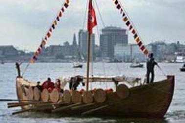 Vượt đại dương bằng thuyền làm từ... que kem 