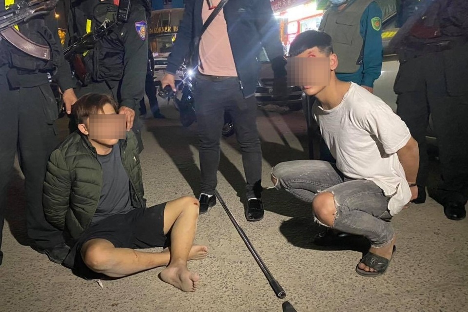 Cảnh sát nổ súng, truy bắt 2 học sinh mang hung khí đi hỗn chiến - 1 Cảnh sát nổ súng, truy bắt 2 học sinh mang hung khí đi hỗn chiến - 1