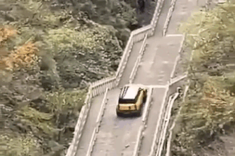 Chiếc ô tô Trung Quốc suýt rơi xuống vực trong thử thách leo “cổng trời”