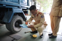 Cảnh sát giao thông hỗ trợ trung tâm đăng kiểm ngay sau khi được tăng cường