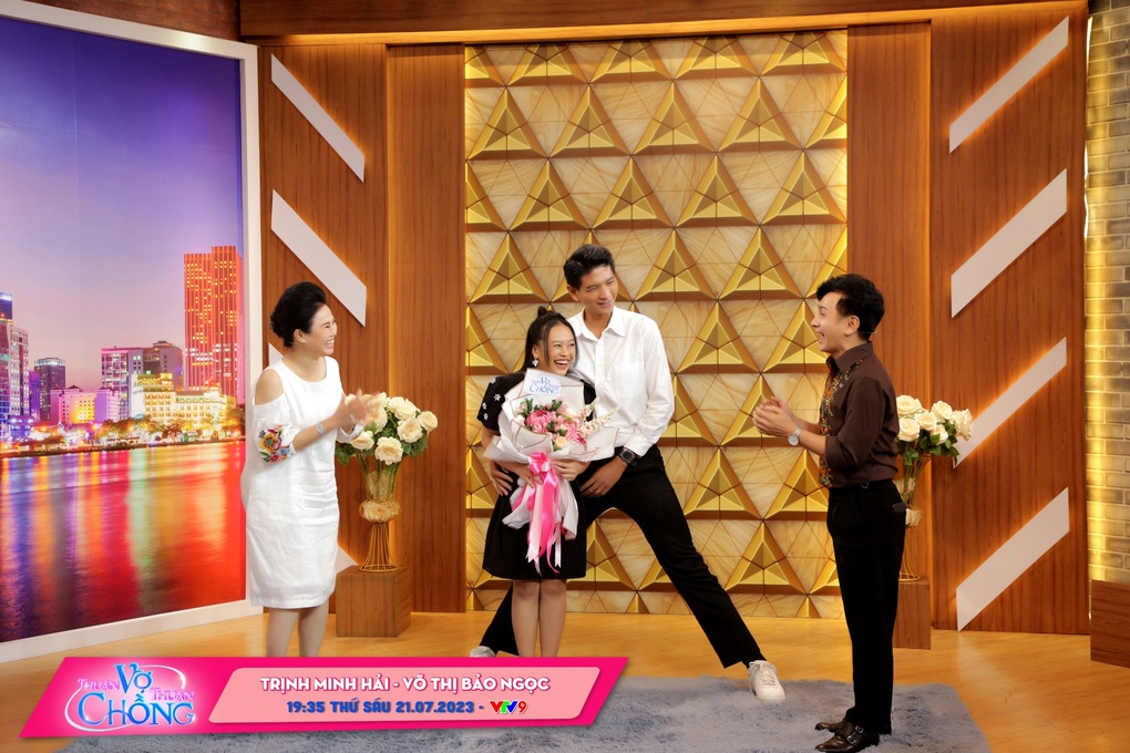 Giảng viên cao gần 2m trúng tình yêu sét đánh, cưới cô gái cao 1,53m - 1 Giảng viên cao gần 2m trúng tình yêu sét đánh, cưới cô gái cao 1,53m - 1