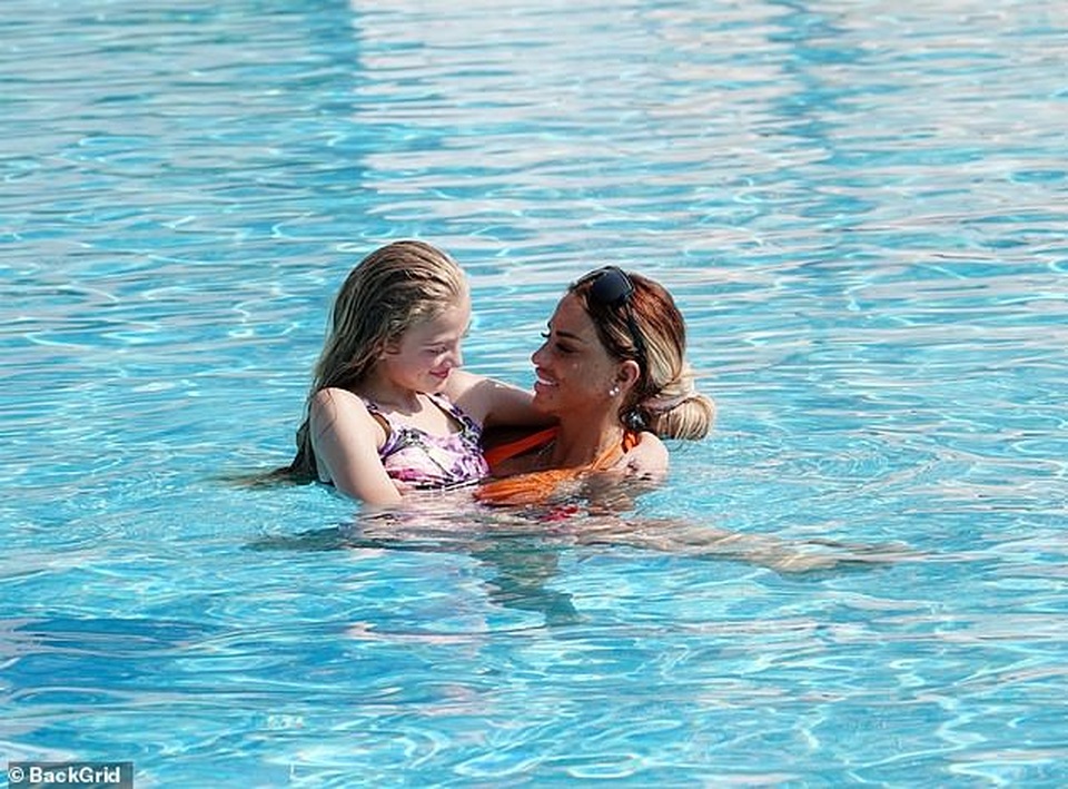 Choáng với thân hình đồng hồ cát kỳ dị của Demi Rose - 9 Choáng với thân hình đồng hồ cát kỳ dị của Demi Rose - 9