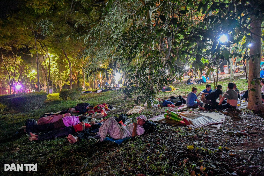 Du khách trải bạt, thuê chiếu vạ vật ngủ giữa trời đêm chờ dự lễ đền Hùng - 4 Du khách trải bạt, thuê chiếu vạ vật ngủ giữa trời đêm chờ dự lễ đền Hùng - 4