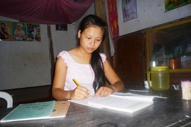 Nặng lòng trước cảnh cô bé mồ côi, nghèo khó đỗ ĐH