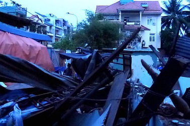 Một nhà dân bị nhóm người bịt mặt ngang nhiên đánh sập