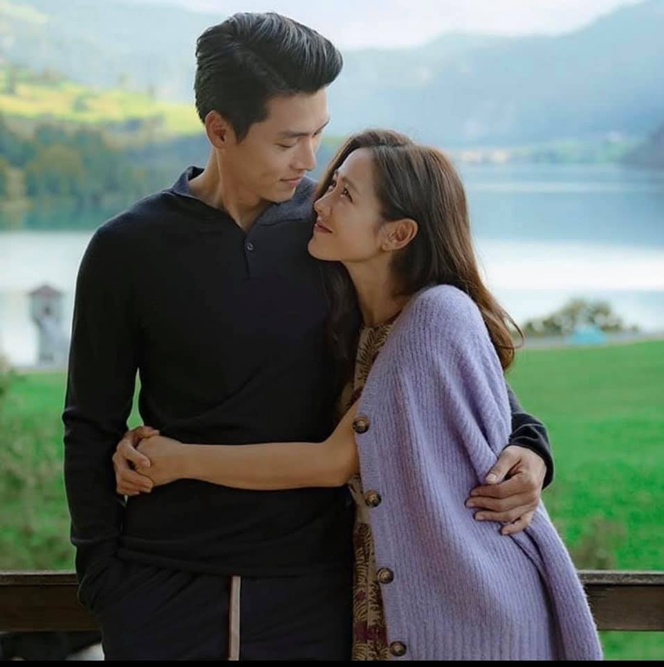 Hyun Bin ôm Son Ye Jin tại tiệc ăn mừng “Hạ cánh nơi anh” kết thúc - 15 Hyun Bin ôm Son Ye Jin tại tiệc ăn mừng “Hạ cánh nơi anh” kết thúc - 15