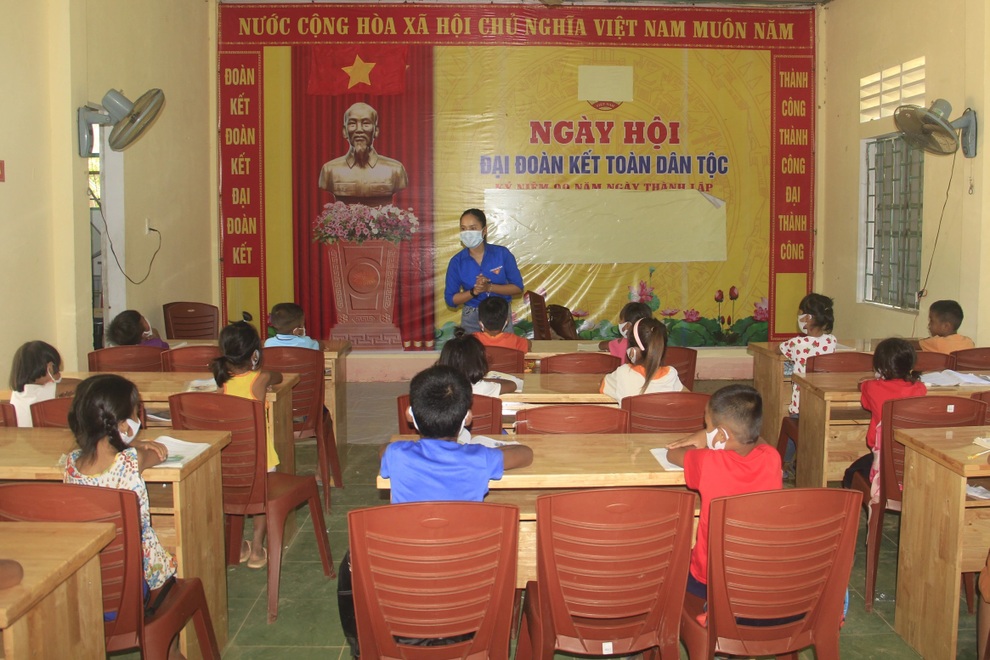 Nhờ lớp phụ đạo hè mà các con đọc chữ thành thạo, mẹ yên tâm lên rẫy! - 4 Nhờ lớp phụ đạo hè mà các con đọc chữ thành thạo, mẹ yên tâm lên rẫy! - 4