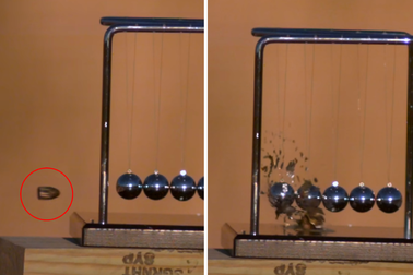 Vì sao con lắc mỏng manh chiến thắng được viên đạn?