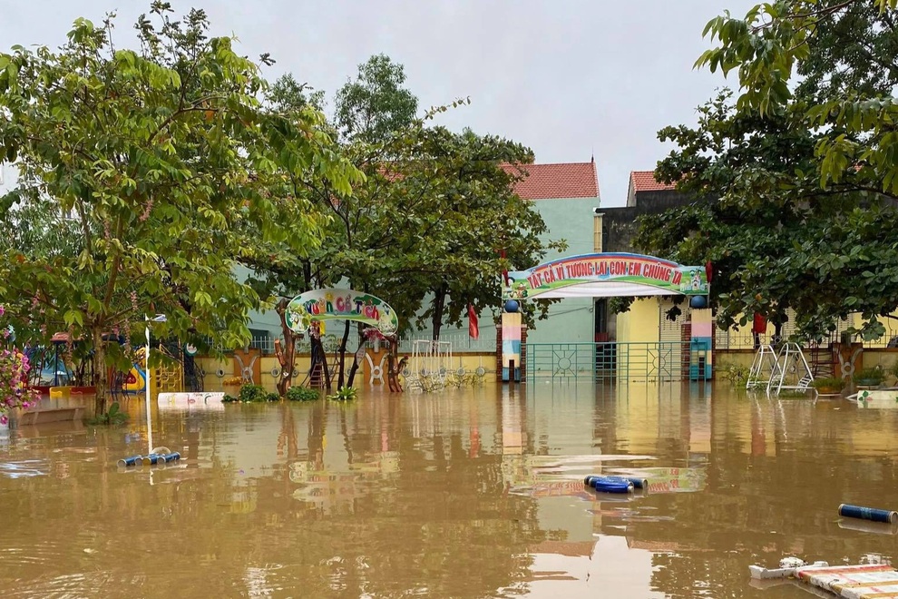 Nước dâng cao, hơn 50 trường học bị ngập, một học sinh bị lũ cuốn trôi - 3 Nước dâng cao, hơn 50 trường học bị ngập, một học sinh bị lũ cuốn trôi - 3