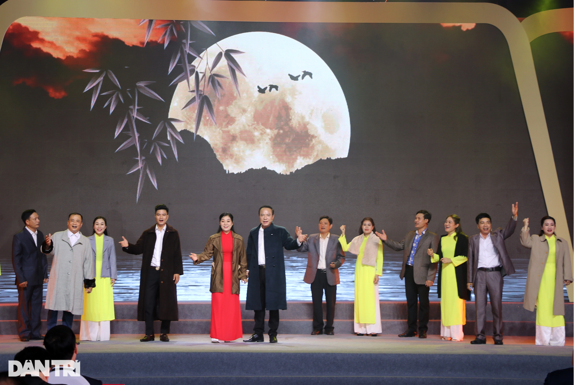 Chương trình nghệ thuật xúc động về Tổng Bí thư Lê Hồng Phong - 4 Chương trình nghệ thuật xúc động về Tổng Bí thư Lê Hồng Phong - 4