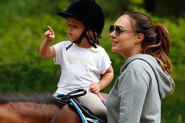 Cháu gái cực đáng yêu của tỷ phú F1