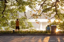 Hà Nội: Xuống phố mùa sấu chín cốm xanh, "săn ảnh" nắng khi thu về