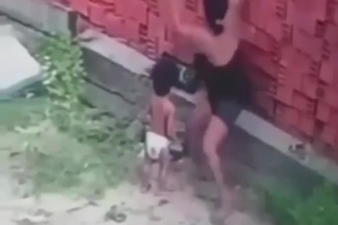 Sức mạnh của người mẹ cứu con khỏi một tai nạn kinh hoàng