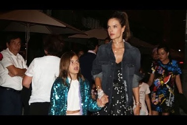 Alessandra Ambrosio sành điệu bên con gái nhỏ