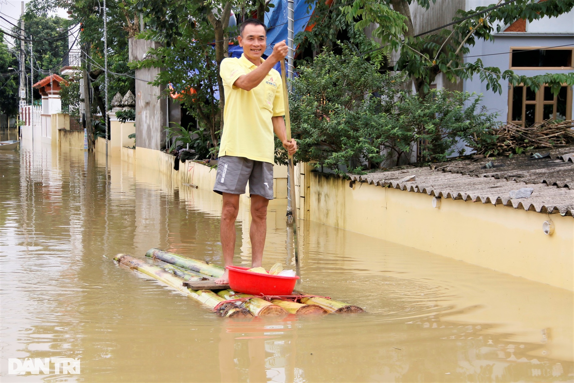 Cảnh sống trên thuyền, ngủ mái nhà ở rốn lũ sông Hoàng Long - 7 Cảnh sống trên thuyền, ngủ mái nhà ở rốn lũ sông Hoàng Long - 7