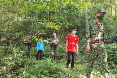 Chạy xe máy về vùng dịch ở Bắc Ninh đón người vượt biên sang Trung Quốc