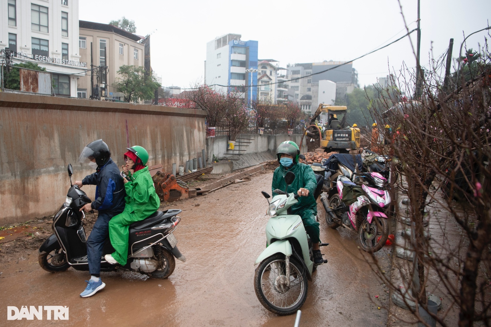 Khổ sở đường vào chợ hoa Tết lớn bậc nhất thủ đô - 6