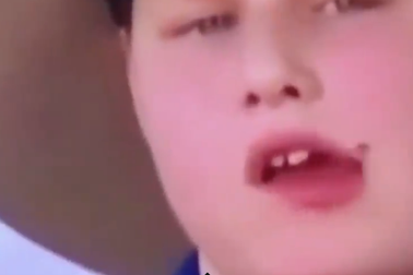 Cậu bé vô tư ăn ruồi đậu trên mép ngay trên sóng truyền hình