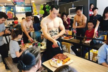 Vụ thuê trai cơ bắp, cởi trần làm tóc, phục vụ đồ ăn: Hà Nội vào cuộc kiểm tra