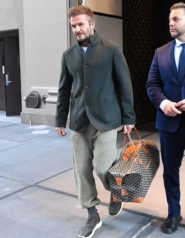 David Beckham thích xuống phố với túi hàng hiệu cỡ khủng, có giá đắt đỏ - 8 David Beckham thích xuống phố với túi hàng hiệu cỡ khủng, có giá đắt đỏ - 8