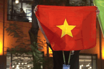 Người dân mang cờ Tổ quốc ra bến Bạch Đằng xem pháo hoa mừng Quốc Khánh 2/9