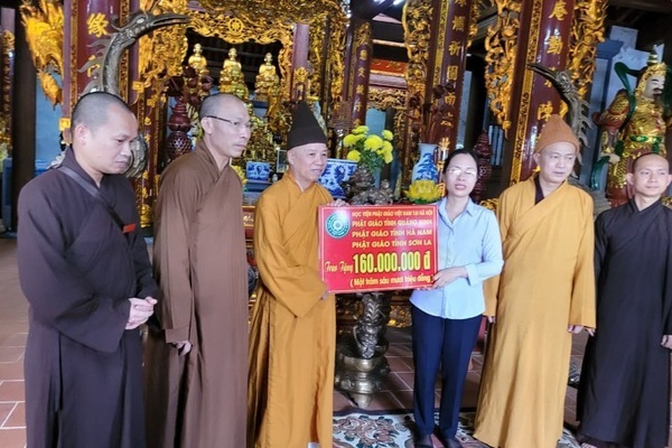 Thượng toạ Thích Thanh Quyết trao 2 tỷ đồng ủng hộ đồng bào miền Trung - 3