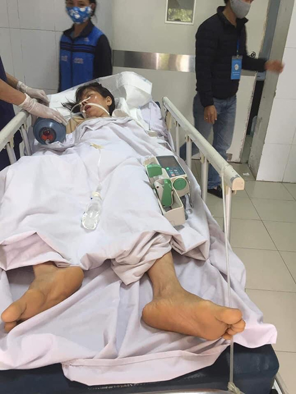Từ bệnh viện, cậu học trò cầu xin nhà hảo tâm cứu mẹ đang rất nguy kịch - 3 Từ bệnh viện, cậu học trò cầu xin nhà hảo tâm cứu mẹ đang rất nguy kịch - 3