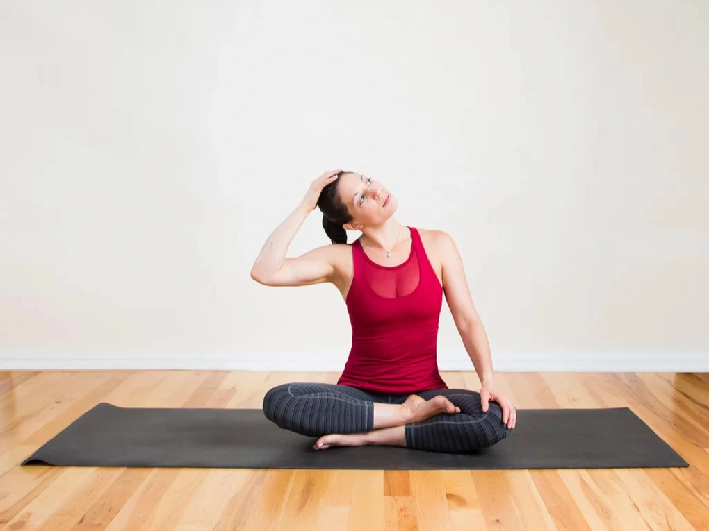 5 động tác yoga đơn giản giúp giảm hiệu quả các cơn đau đầu - 5 5 động tác yoga đơn giản giúp giảm hiệu quả các cơn đau đầu - 5