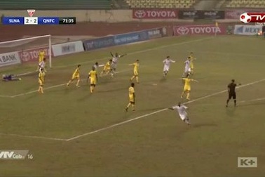 Pha bóng mà SL Nghệ An tố trọng tài Nguyễn Trung Kiên bỏ sót lỗi