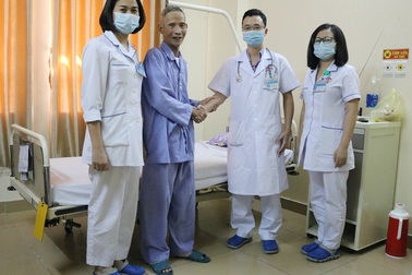 Người đàn ông ung thư phổi di căn não thoát liệt nhờ xạ trị