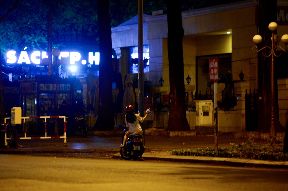Mưu sinh trong đêm mùa dịch.jpg Mưu sinh trong đêm mùa dịch.jpg